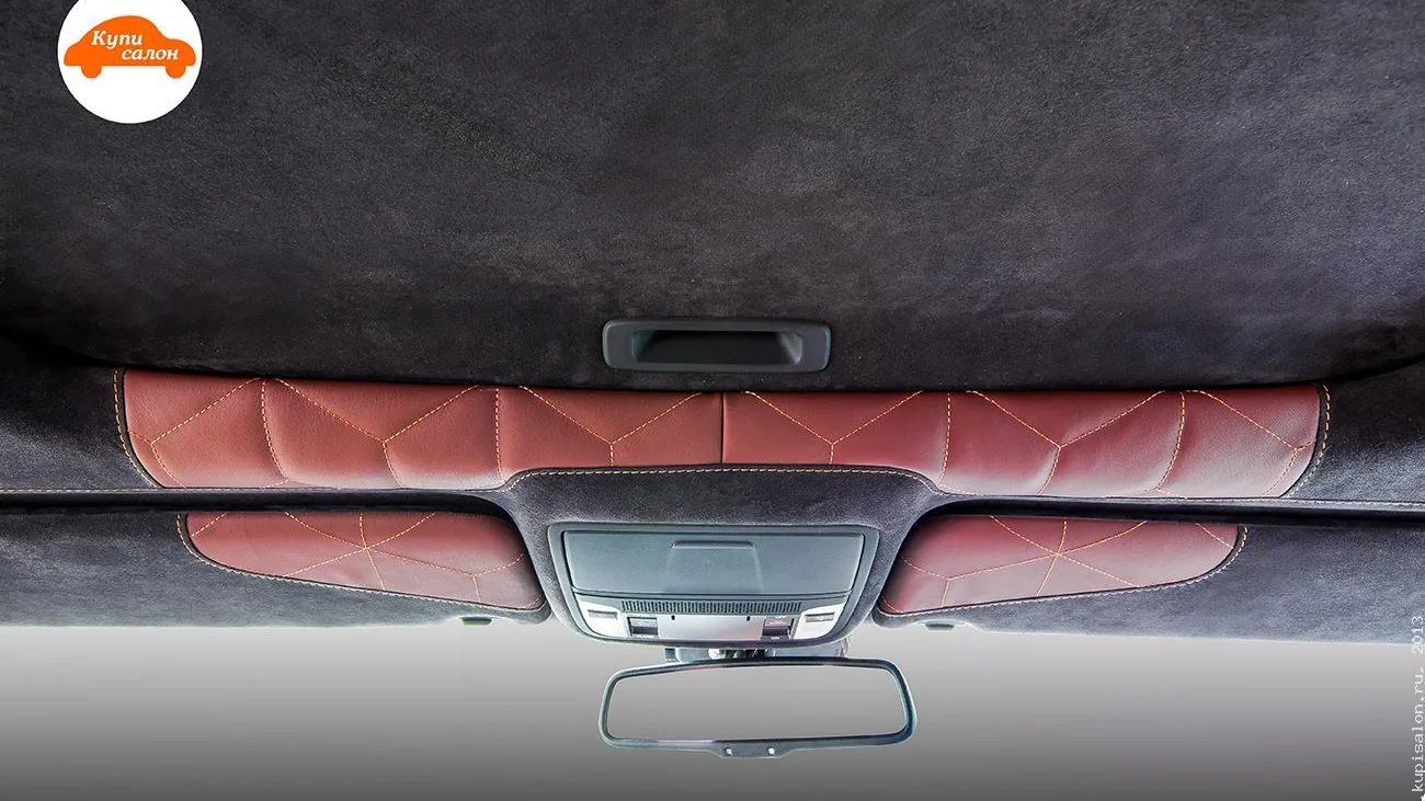 Перетяжка потолка автомобиля черной алькантарой с коричневыми кожаными вставками и декоративной строчкой