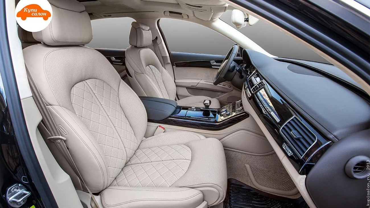 Перетяжка салона Audi A8: сиденья из светлой кожи с ромбовидной прострочкой и перфорацией, темная торпеда