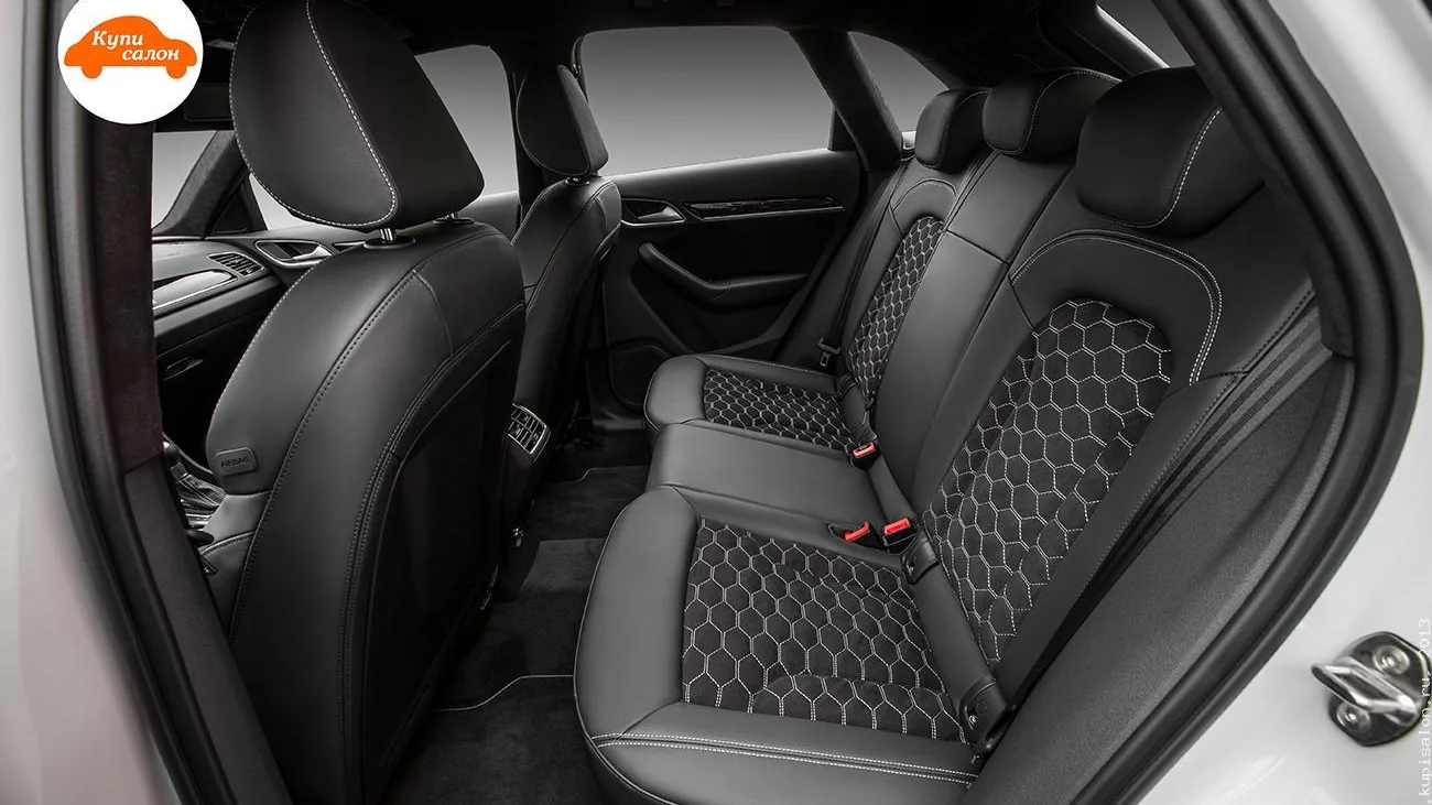 Перетяжка заднего ряда сидений Audi Q3 черной кожей с фигурной перфорацией и белой строчкой