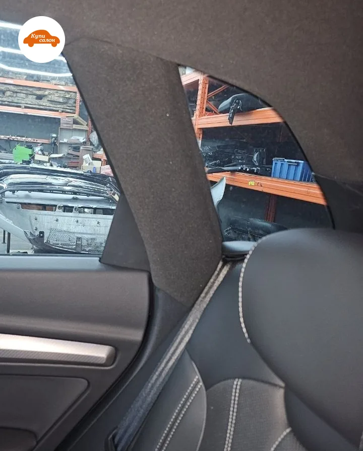 Обшивка стойки у заднего сиденья Audi Q5 после перетяжки: ткань стойки и ткань потолка одного тона, рядом задняя дверь и спинка сиденья