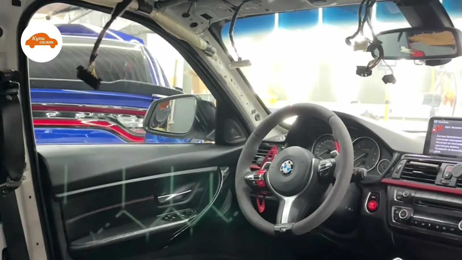 Шумоизоляция потолка и установка амбиентной подсветки в салоне BMW, вид на разобранный потолок и дверную карту