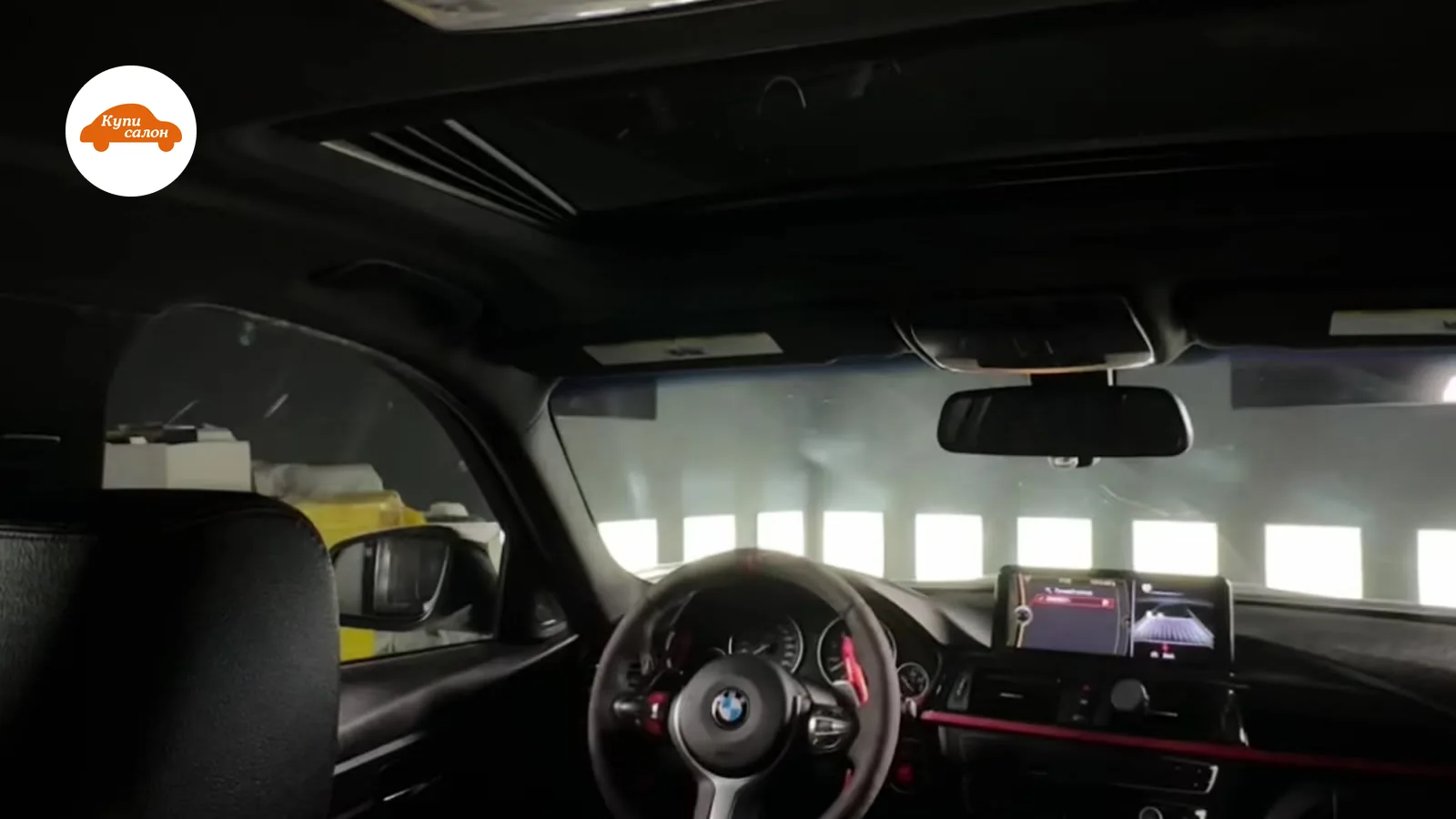 Интерьер BMW, перетяжка руля и сидений черной кожей с красной строчкой, красные акценты на торпедо.