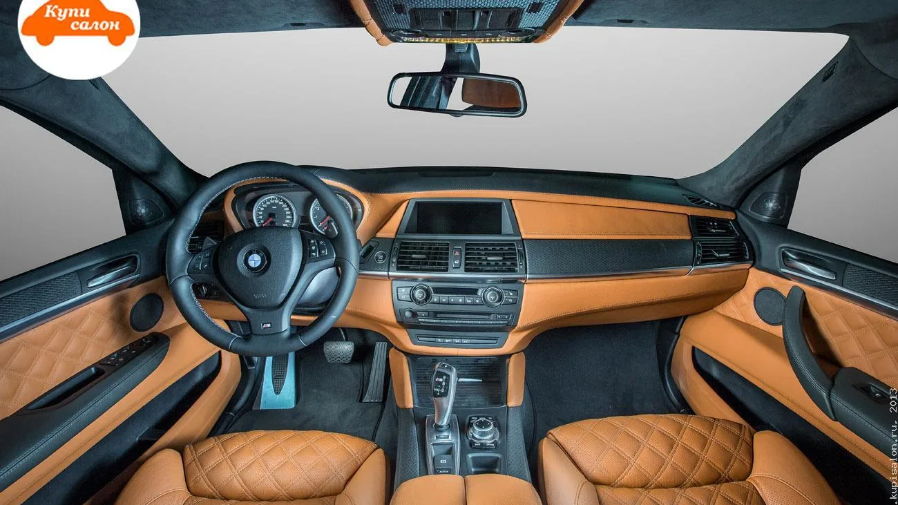 Перетяжка салона BMW X6: сиденья, торпедо, двери, потолок в коричневой коже и алькантаре, карбоновые вставки