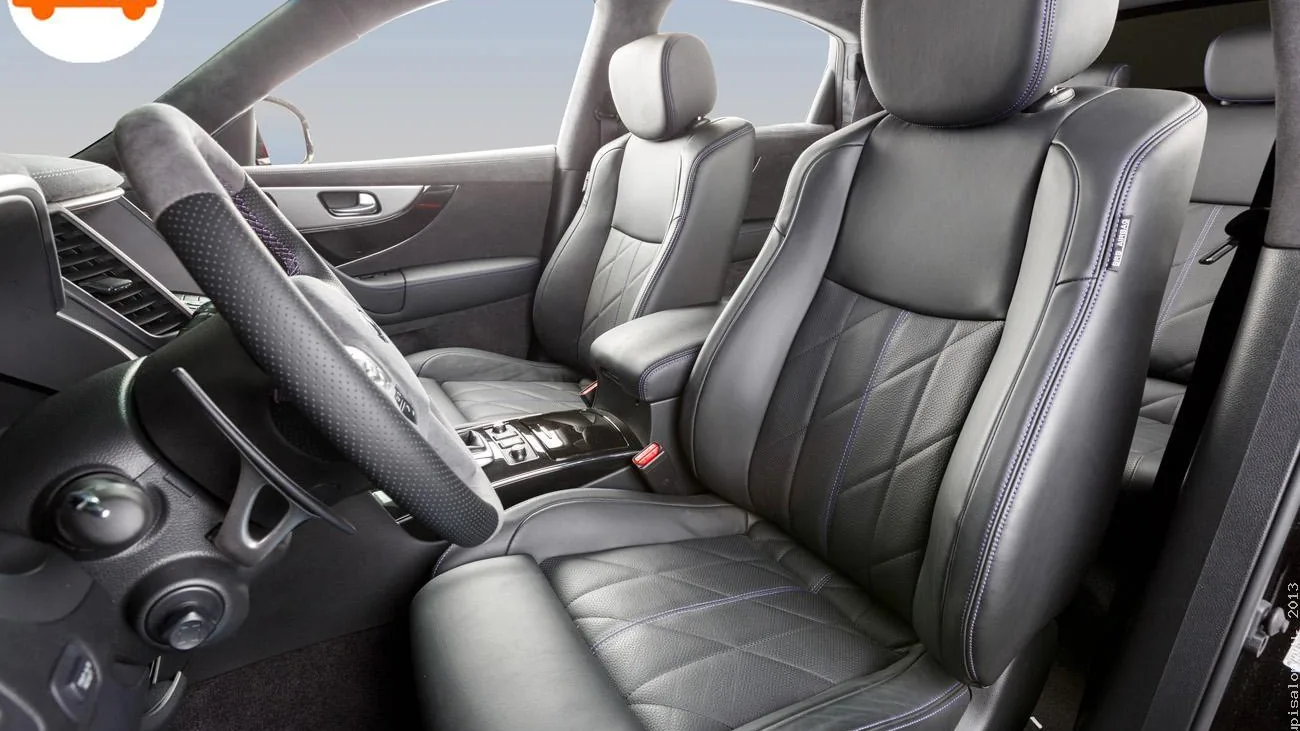 Перетяжка салона Infiniti QX70 черной кожей с ромбовидной строчкой и синей нитью, руль алькантара
