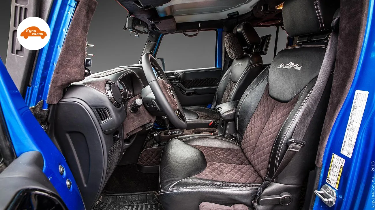 Перетяжка салона Jeep Wrangler: сиденья из кожи и алькантары, руль из алькантары, потолок из алькантары