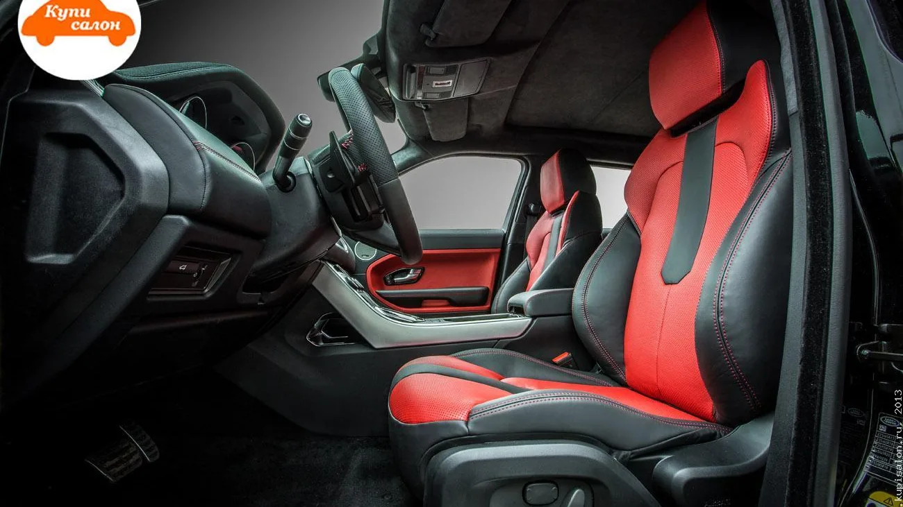 Перетяжка салона Range Rover Evoque: сиденья в красно-черной коже, руль в черной перфорированной коже, потолок в алькантаре.