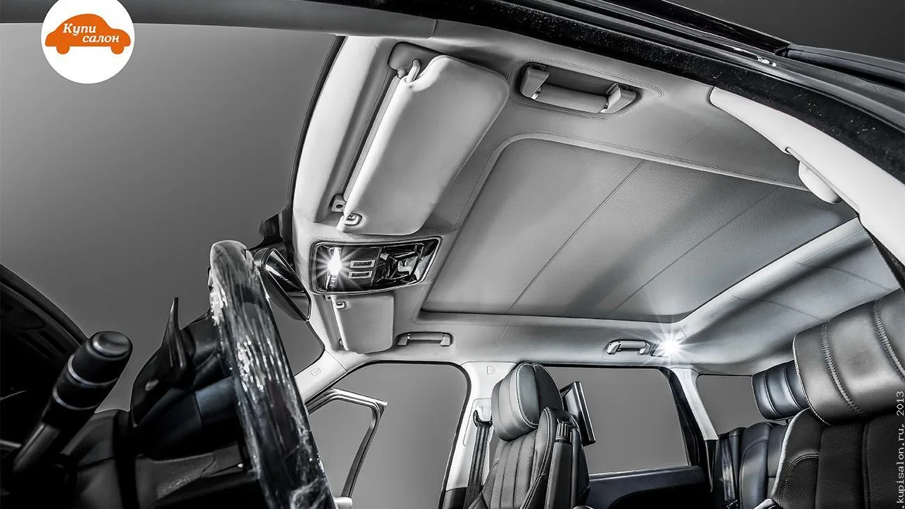 Светлый потолок Range Rover Autobiography с панорамной крышей и стойками в тон