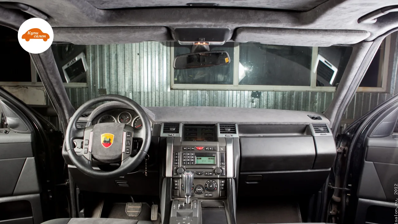 Потолок и стойки Range Rover Sport, перетянутые в алькантару, вид из салона