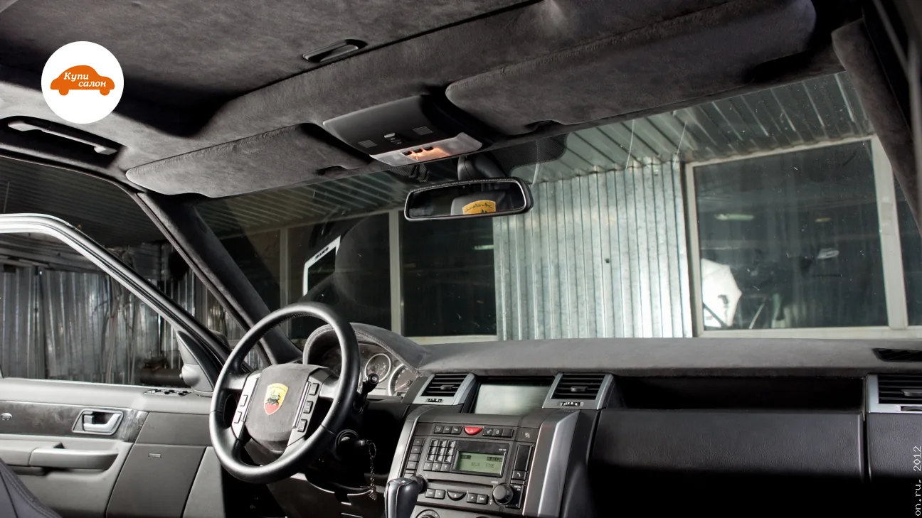 Перетяжка салона Range Rover Sport: потолок, стойки, козырьки, руль, дверные карты, торпедо, консоль в серую алькантару и черную кожу