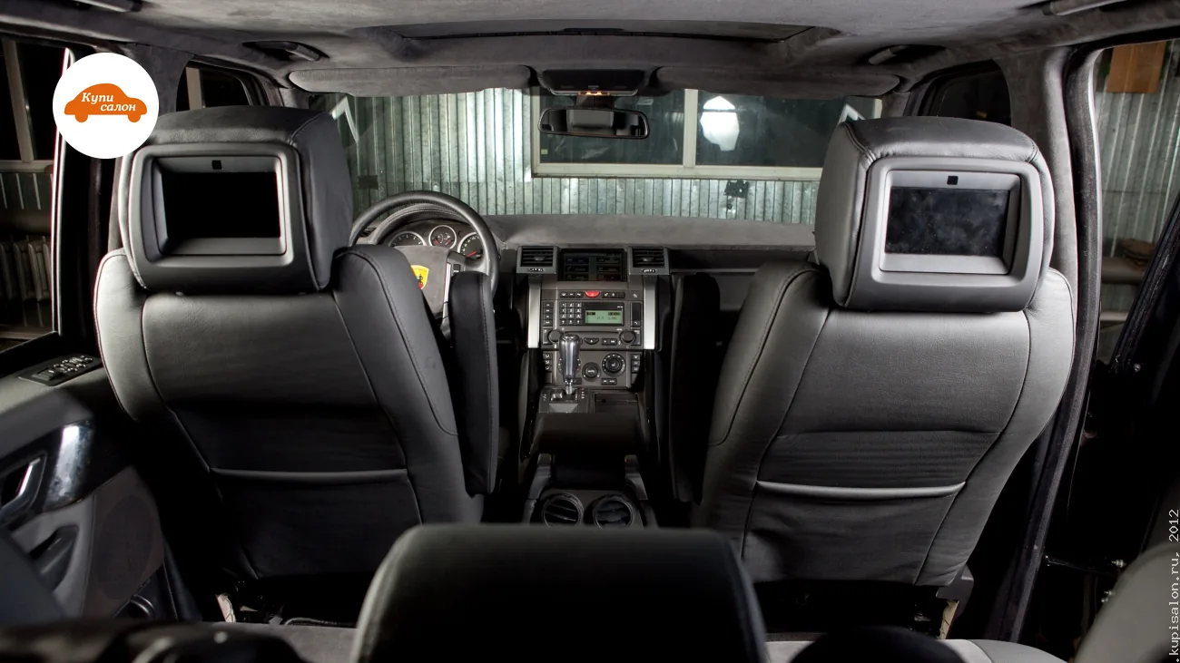 Перетяжка салона Range Rover Sport в черную кожу и серую алькантару, вид сзади