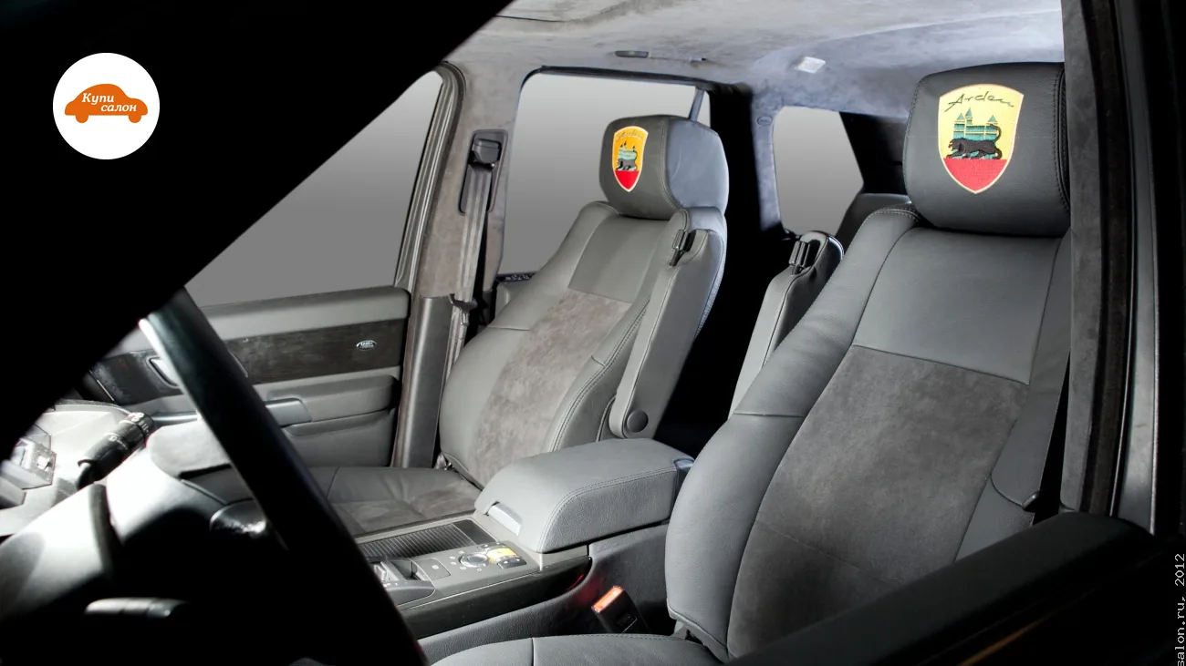Салон Range Rover Sport с алькантарой на стойках и креслах