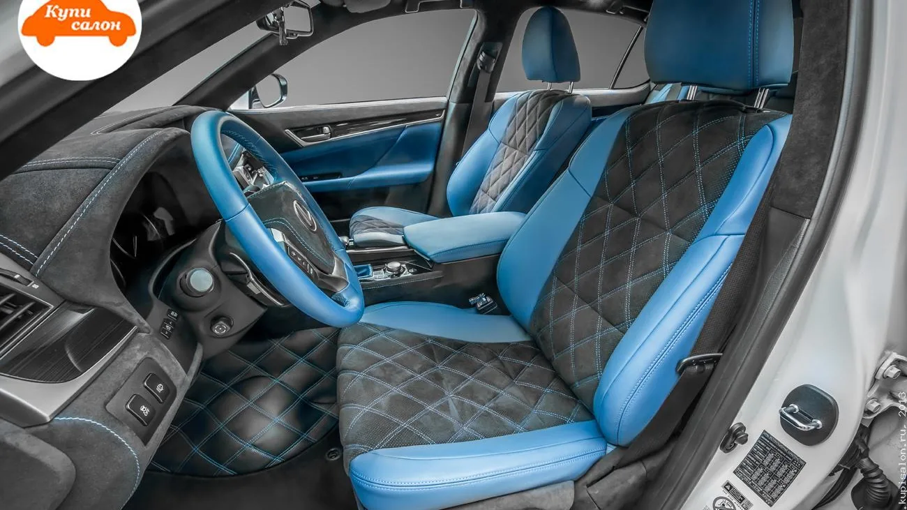 Перетяжка салона Lexus в синюю кожу и черную алькантару с ромбовидной строчкой, вид спереди.