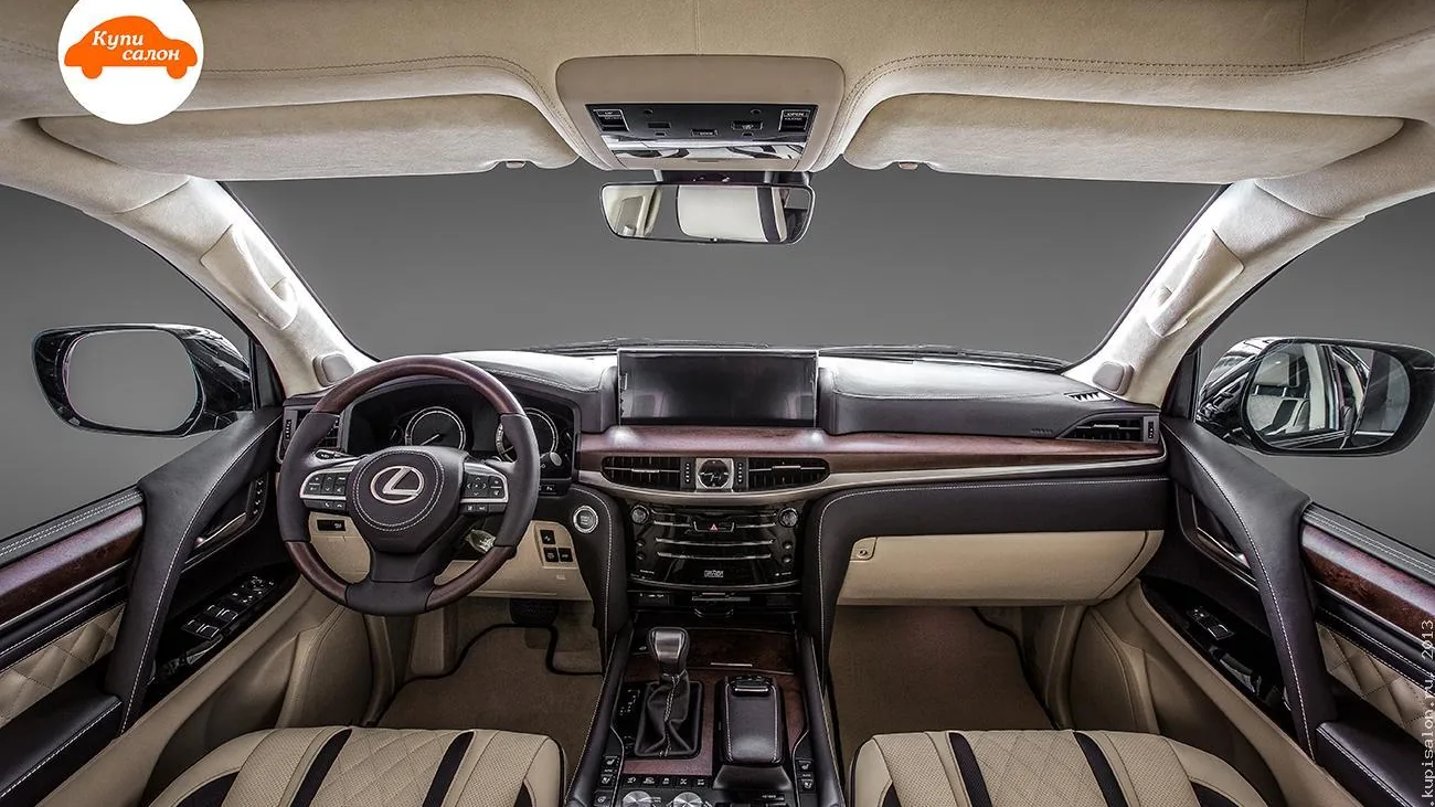 Lexus LX: светлый бежевый потолок и стойки, панель и руль с эмблемой Lexus — работа КупиСалон