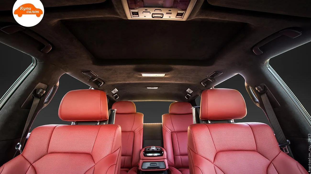 Салон Lexus LX 570: тёмная алькантара на потолке и стойках, потолок с люком, красные кресла — фото КупиСалон