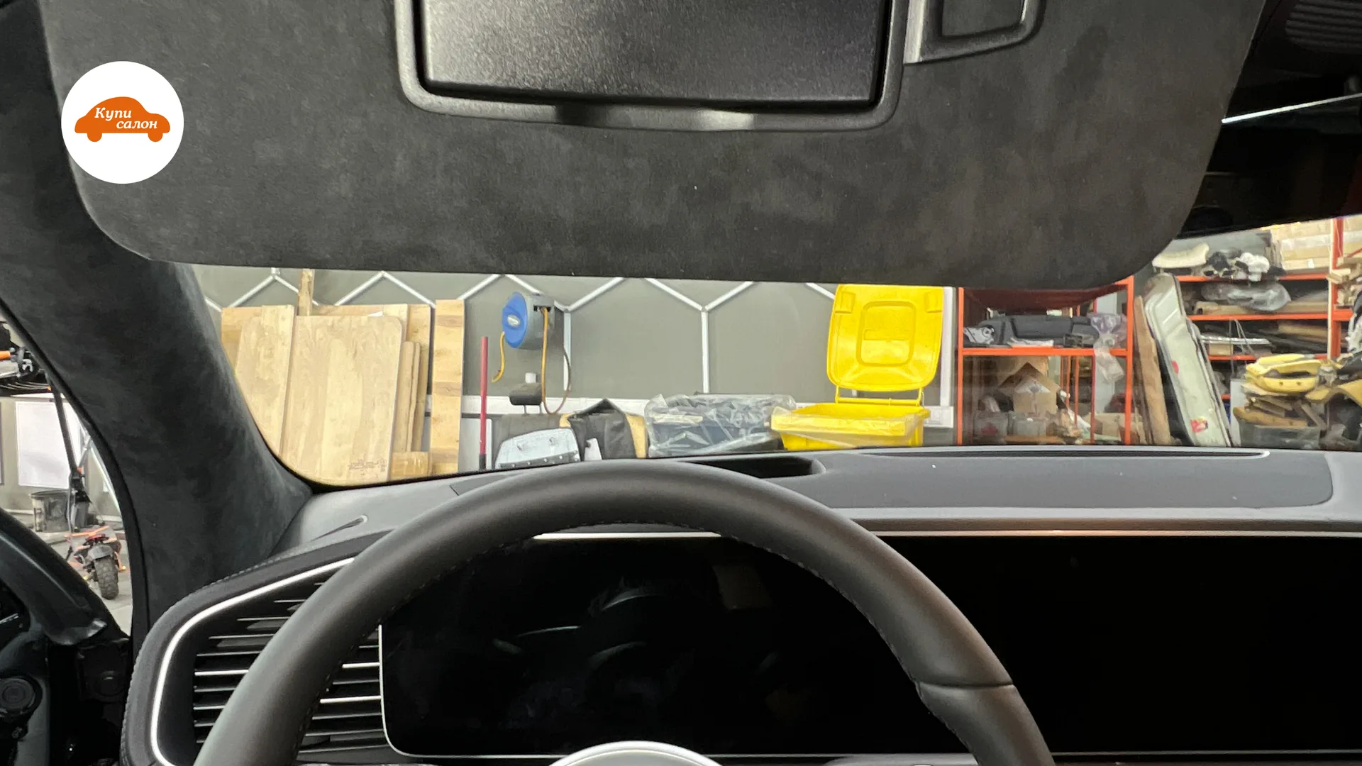 Перетяжка потолка и солнцезащитных козырьков алькантарой в салоне Mercedes-Benz, черный цвет.