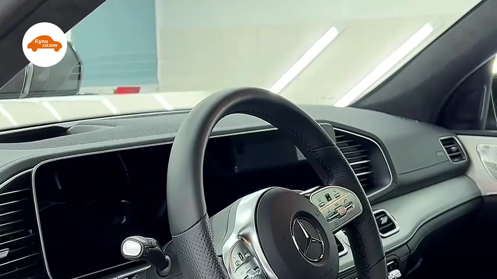 Интерьер Mercedes-Benz, руль перетянут черной кожей с перфорацией и строчкой