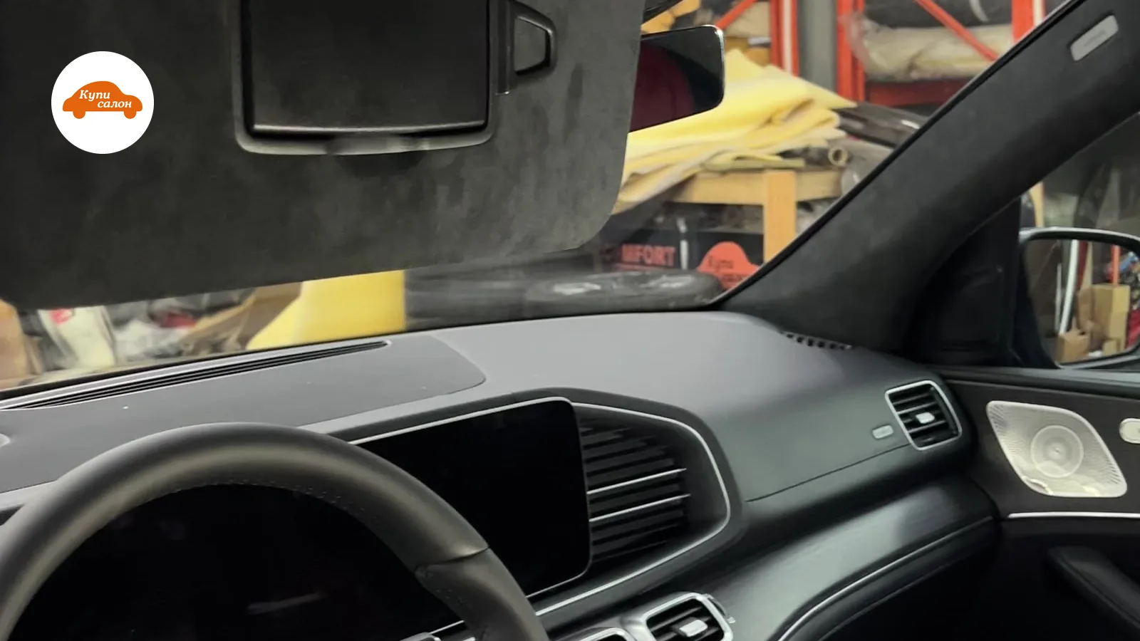 Интерьер Mercedes-Benz: перетяжка потолка, стоек и козырьков алькантарой, руля кожей, черные цвета