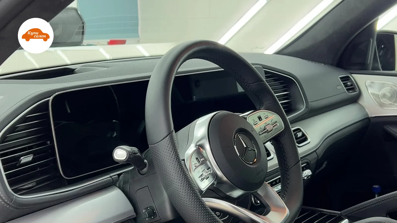 Интерьер Mercedes-Benz, перетяжка руля и сидений, кожа и алькантара, черный и серый, перфорация, строчка.