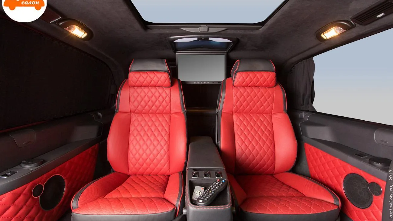 Комфортные кресла в салоне Mercedes-Benz Viano: красная кожа с ромбовидной стёжкой, консоль между сиденьями — проект КупиСалон