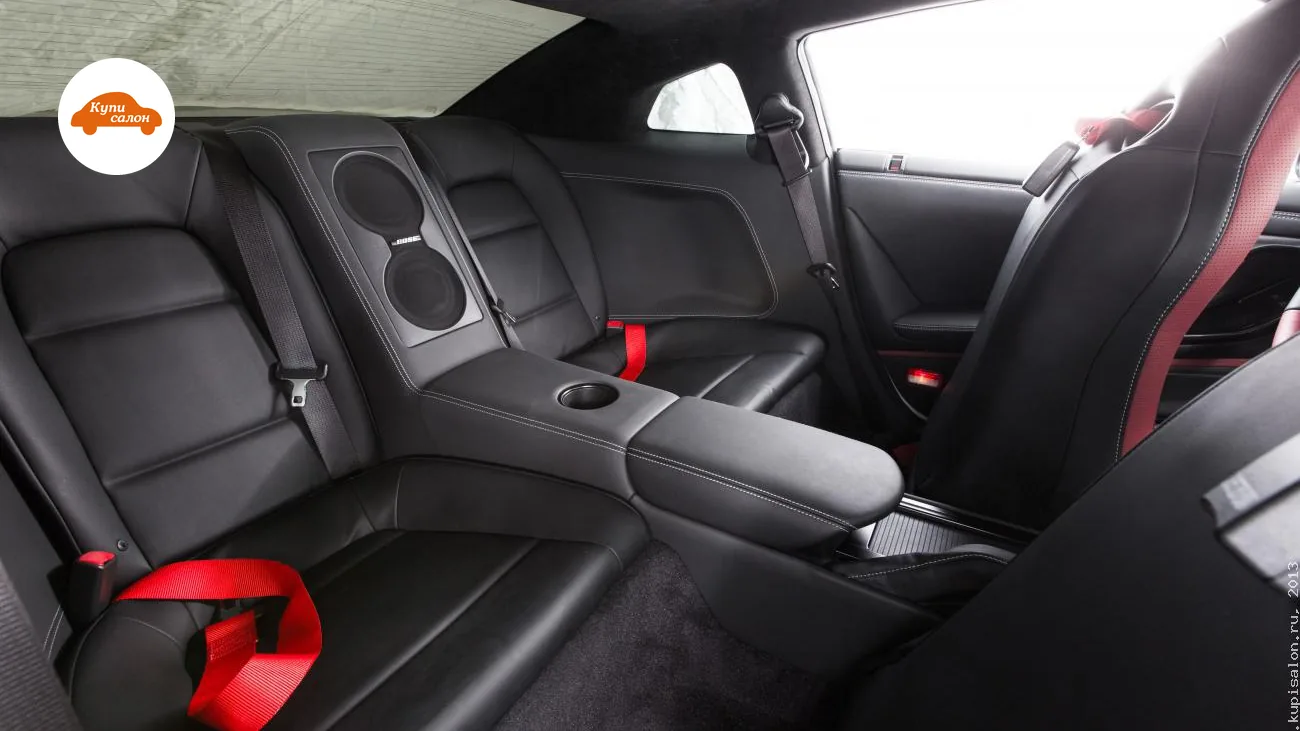 Перетяжка заднего ряда сидений и центрального подлокотника Nissan GT-R черной кожей с белой строчкой