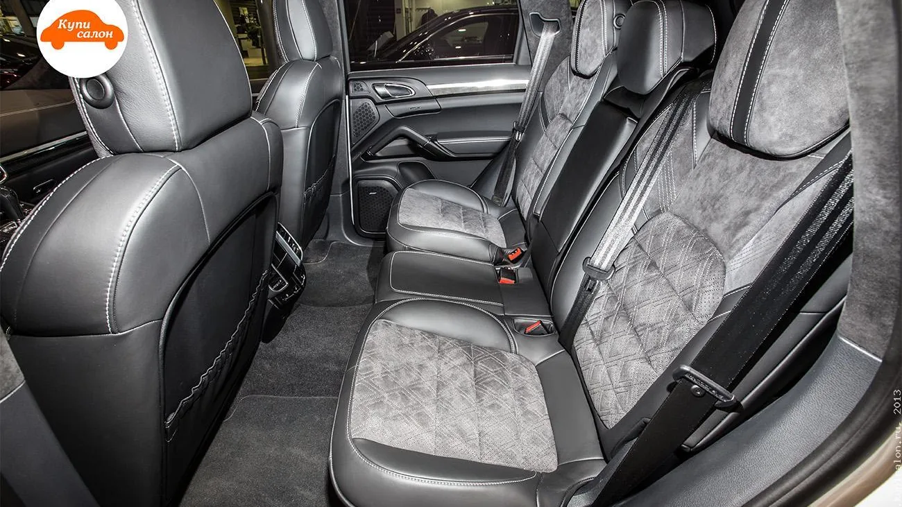 Перетяжка салона Porsche Cayenne: задний ряд сидений, подголовники, дверные карты, центральный подлокотник из кожи и алькантары с ромбовидной перфорацией