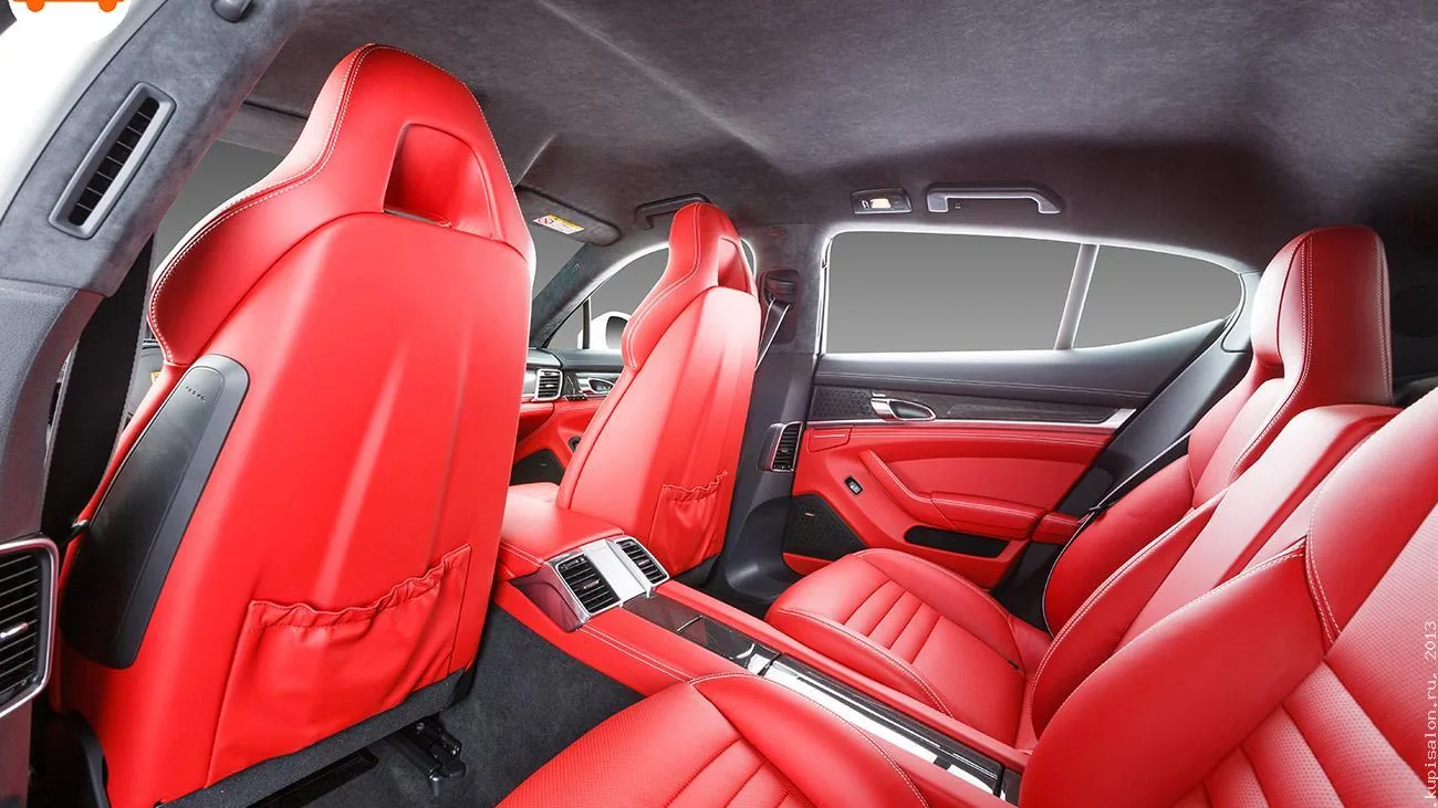 Перетяжка салона Porsche Panamera: сиденья, дверные карты, центральная консоль в красной коже с перфорацией, потолок в алькантаре, карбоновые вставки
