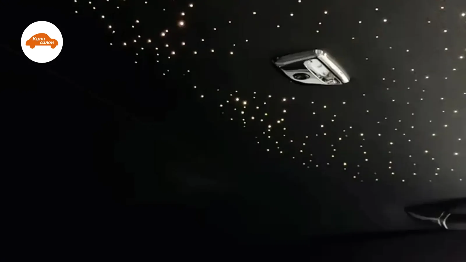 Звездное небо на потолке и вышивка на подголовнике Rolls-Royce в салоне автомобиля, черный материал.