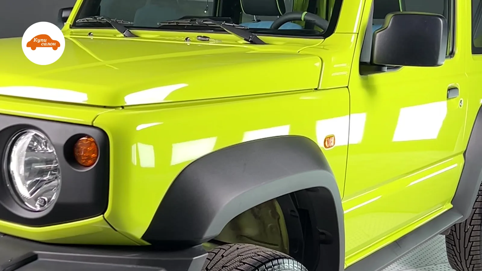 Ярко-зеленый внедорожник Suzuki Jimny, вид спереди сбоку