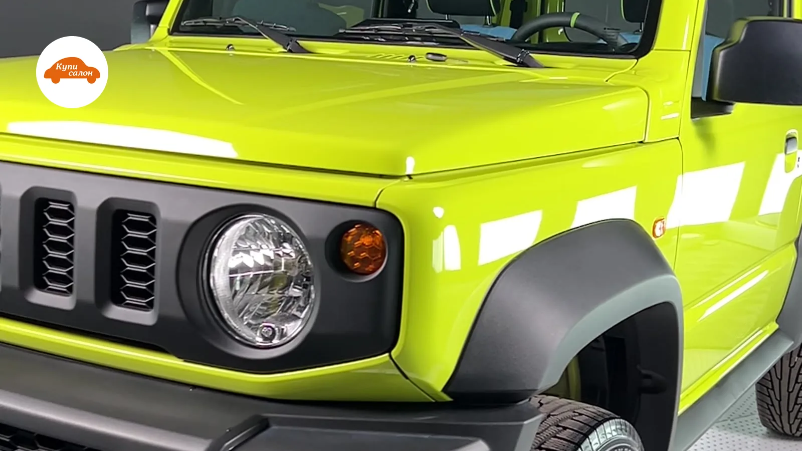 Suzuki Jimny ярко-желтого цвета, вид спереди-сбоку, на зимних шинах