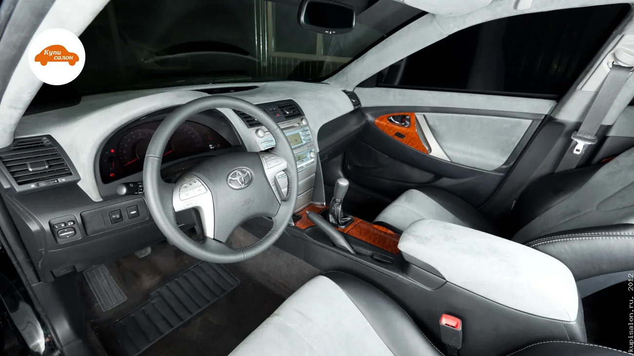 Салон Toyota Camry XV40: верх панели, стойки и вставки дверей в сером бархатистом материале, декоративные вставки под дерево