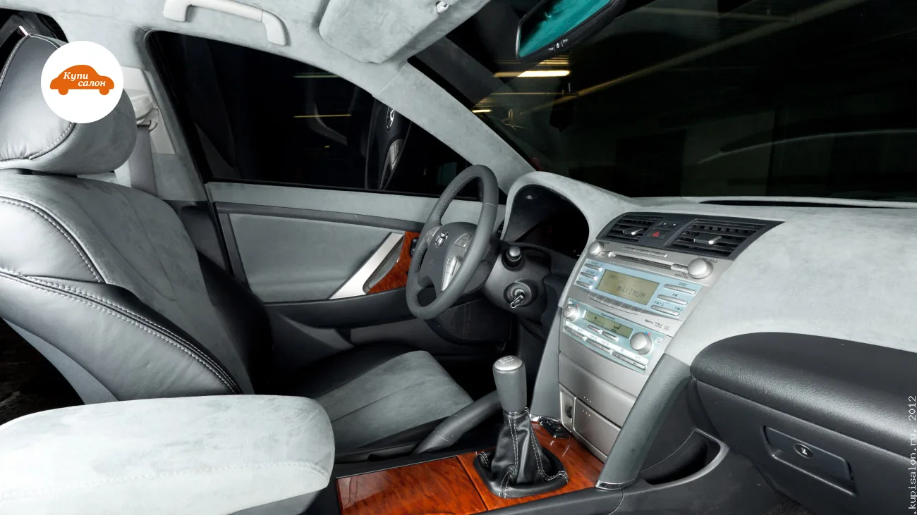 Перетяжка салона Toyota Camry в серую алькантару и черную кожу с деревянными вставками