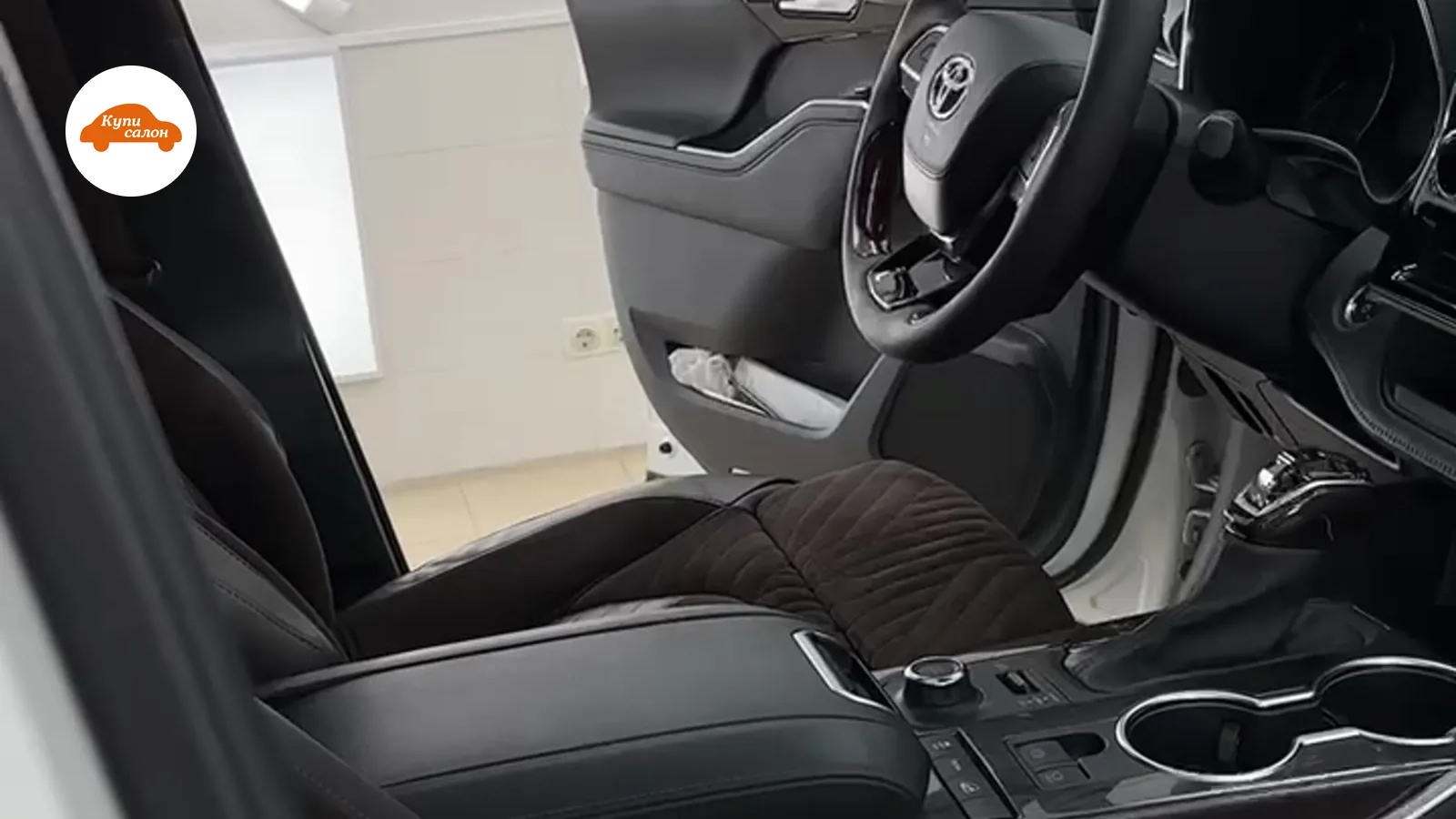 Перетяжка салона Toyota Highlander, кожа и алькантара, темно-коричневый и черный цвета