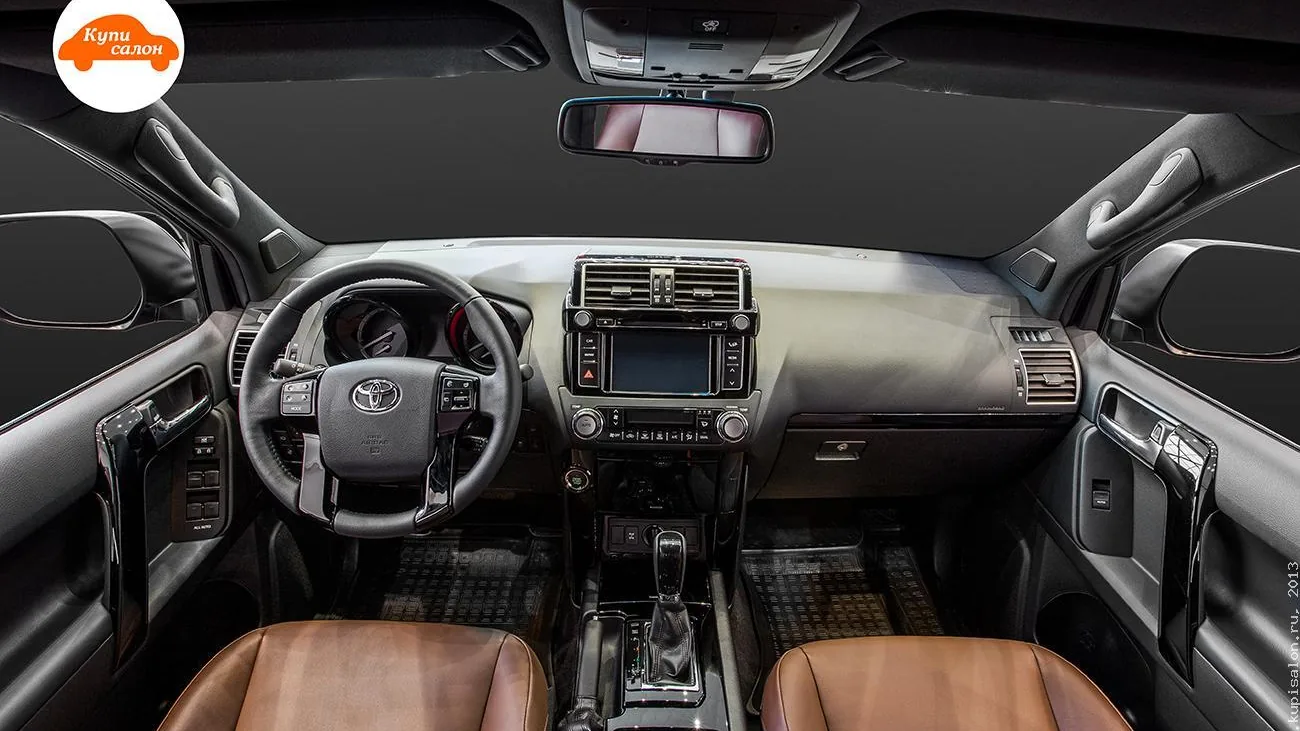 Toyota Land Cruiser Prado: тёмный потолок и стойки, коричневые сиденья — фото КупиСалон