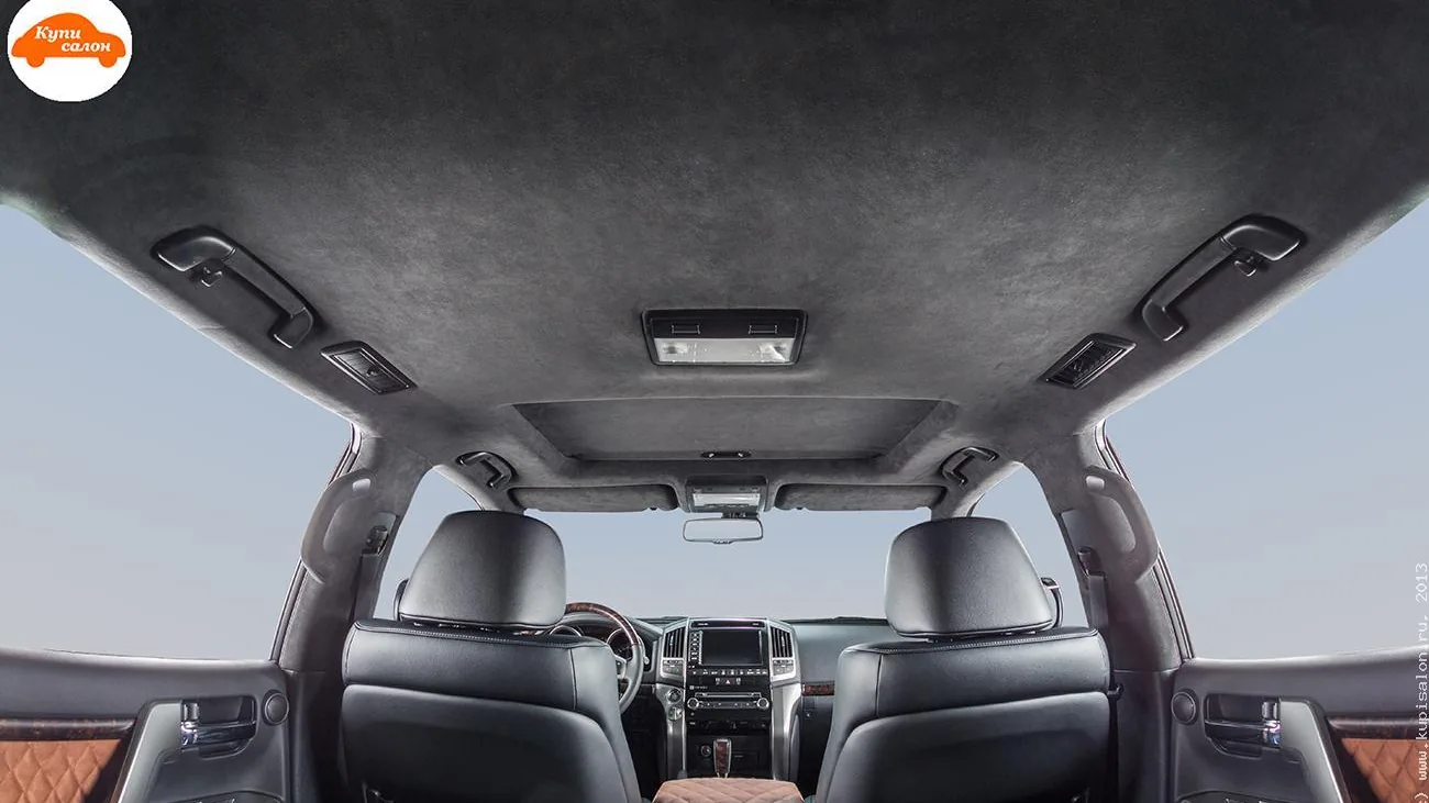 Потолок Toyota Land Cruiser 200 в серой алькантаре: полотно, стойки и плафон, вид из багажника — фото КупиСалон