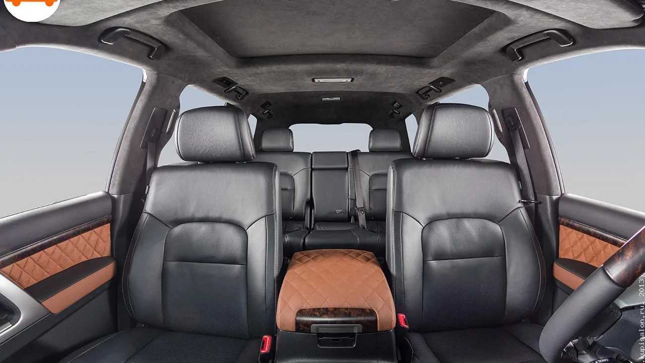 Салон Toyota Land Cruiser 200: потолок с люком и стойки в серой алькантаре, вид с переднего ряда назад — фото КупиСалон