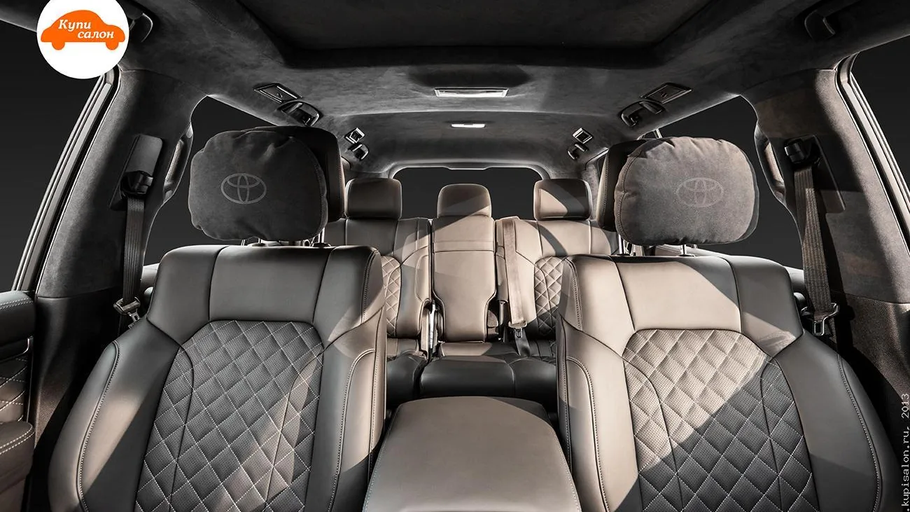 Перетяжка салона Toyota Land Cruiser черной кожей с ромбовидной прострочкой и алькантарой на потолке.