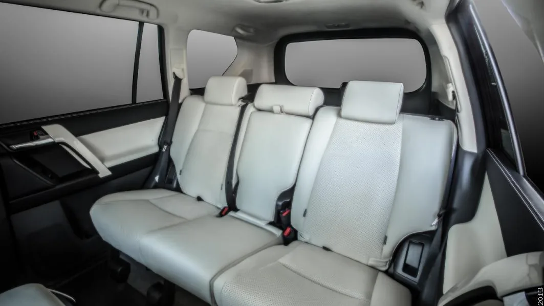 Toyota Land Cruiser Prado 150: второй ряд сидений в светлой коже и светлый потолок — работа КупиСалон