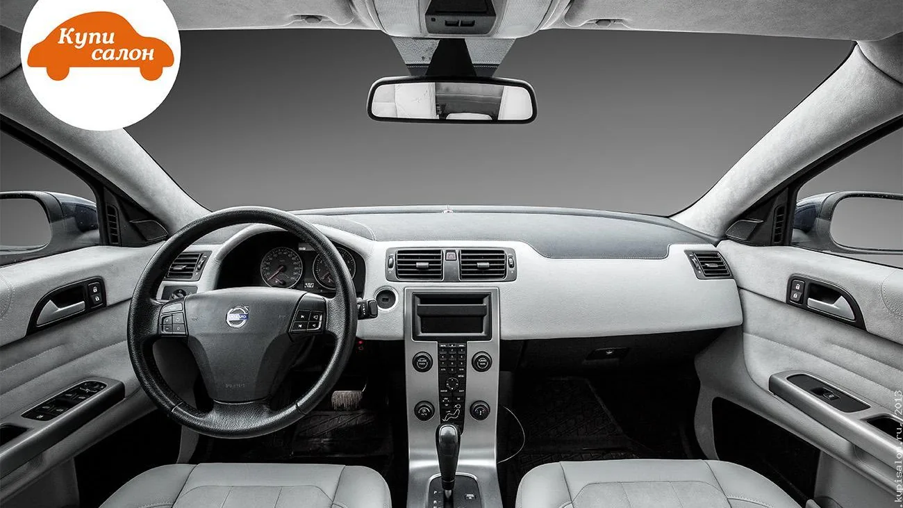 Перетяжка салона Volvo C30, серый цвет, алькантара и кожа, с декоративной строчкой.