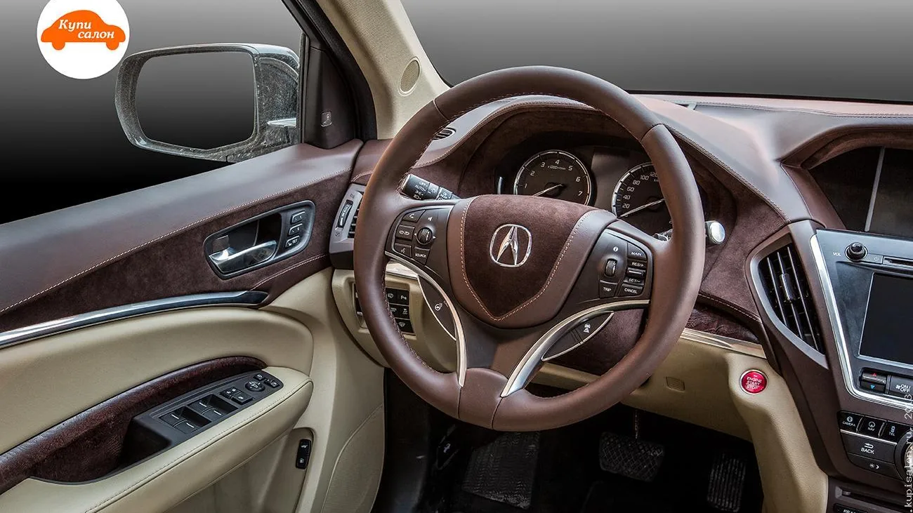 Интерьер Acura с перетяжкой руля, торпедо и дверных карт коричневой алькантарой и кожей.