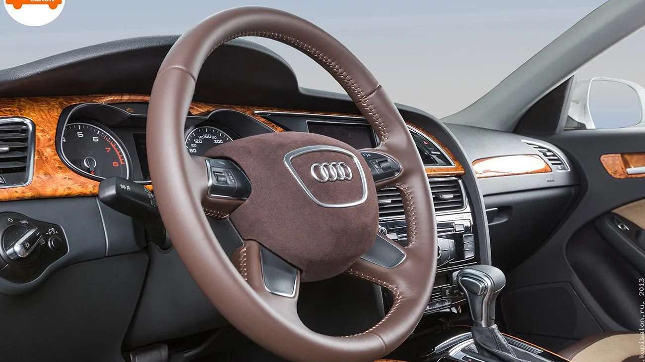 Перетяжка руля Audi коричневой кожей и алькантарой, а также элементов торпеды и консоли деревом
