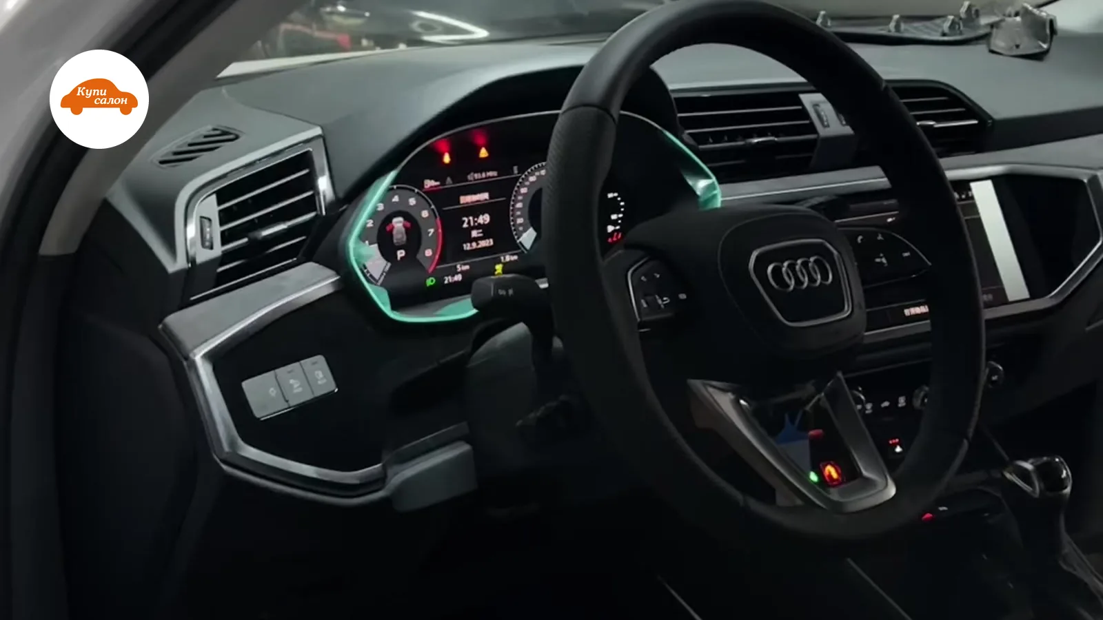 Интерьер Audi, перетяжка руля и сидений черной кожей с серой вставкой.