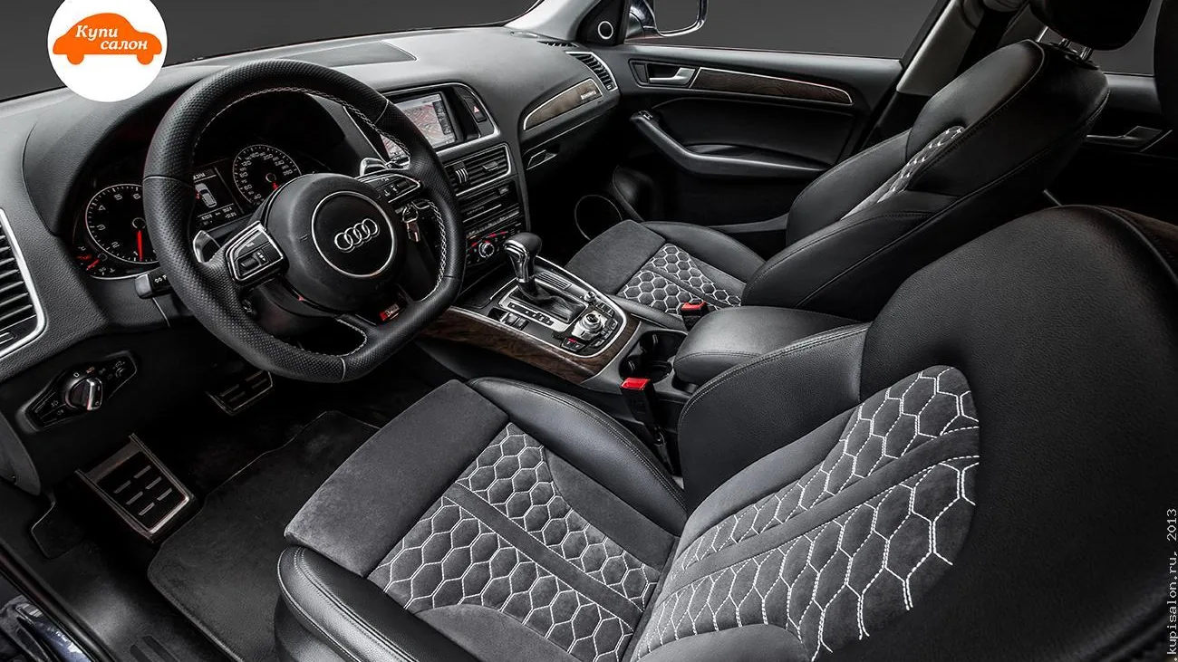 Перетяжка салона Audi Q5: сиденья из черной кожи и алькантары с белой сотовой перфорацией, перетяжка руля