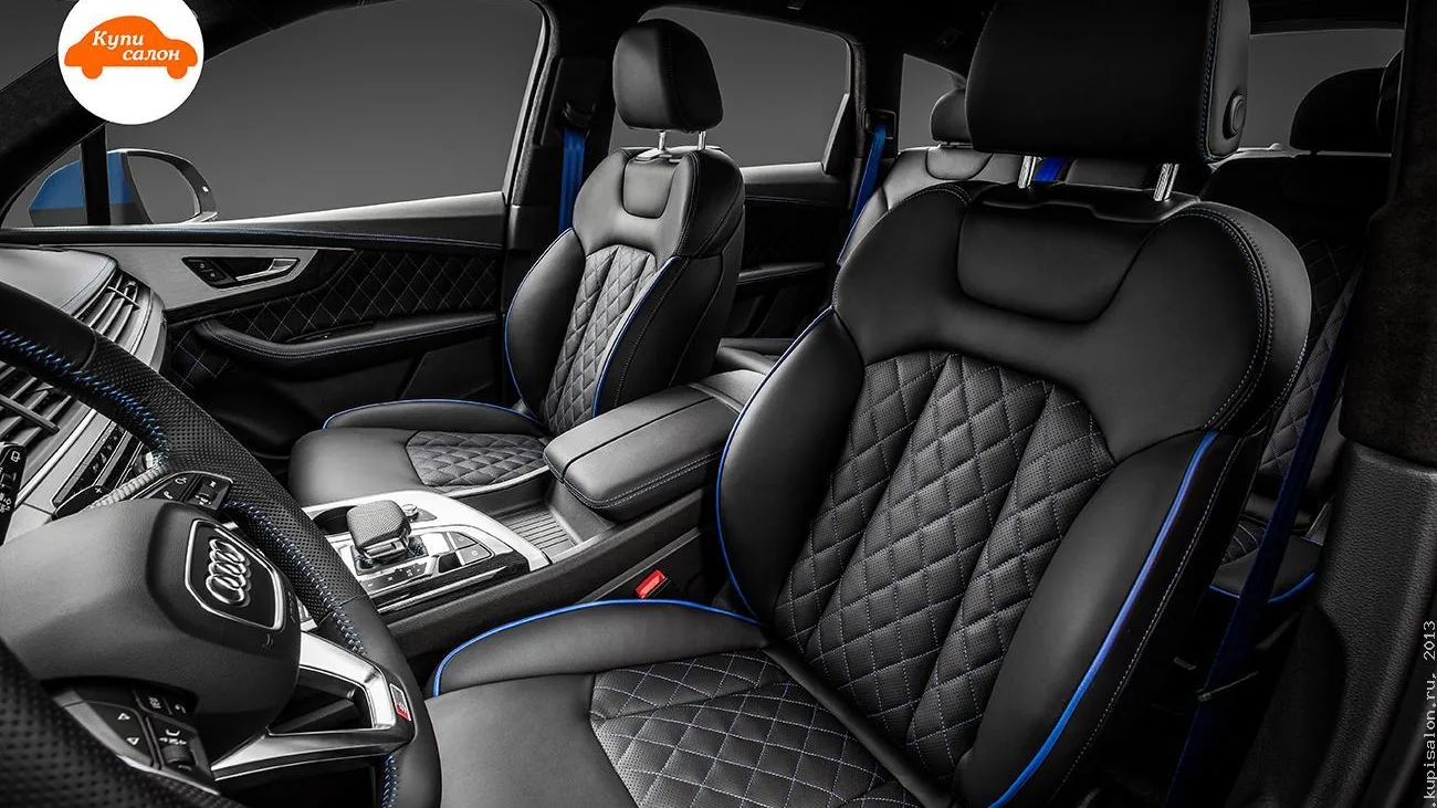 Интерьер Audi с перетяжкой сидений, руля и дверных карт черной кожей с синей строчкой и ромбовидным узором