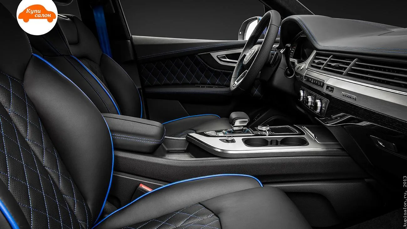 Перетяжка салона Audi Q7 черной кожей с синей строчкой и кантом, ромбовидной перфорацией и строчкой на сиденьях и дверях.