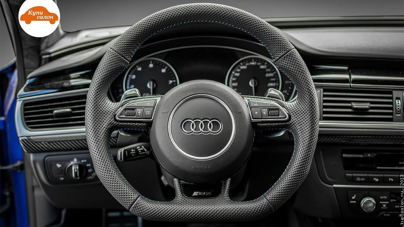 Перетяжка руля Audi перфорированной кожей с синей строчкой, карбоновые вставки