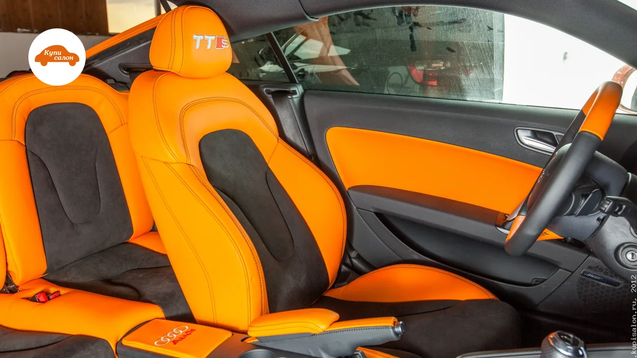Перетяжка салона Audi TTS в оранжевую кожу и черную алькантару с вышивкой логотипов.