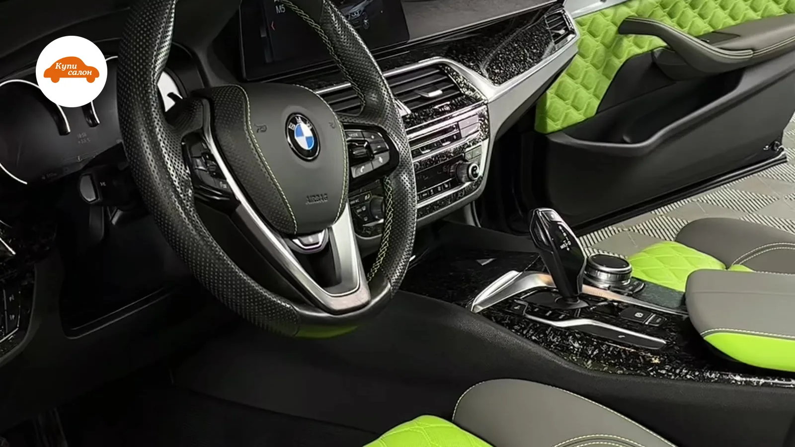Перетяжка салона BMW: сиденья и дверные вставки в ярко-зеленой перфорированной ткани, руль в черной коже с зеленой строчкой