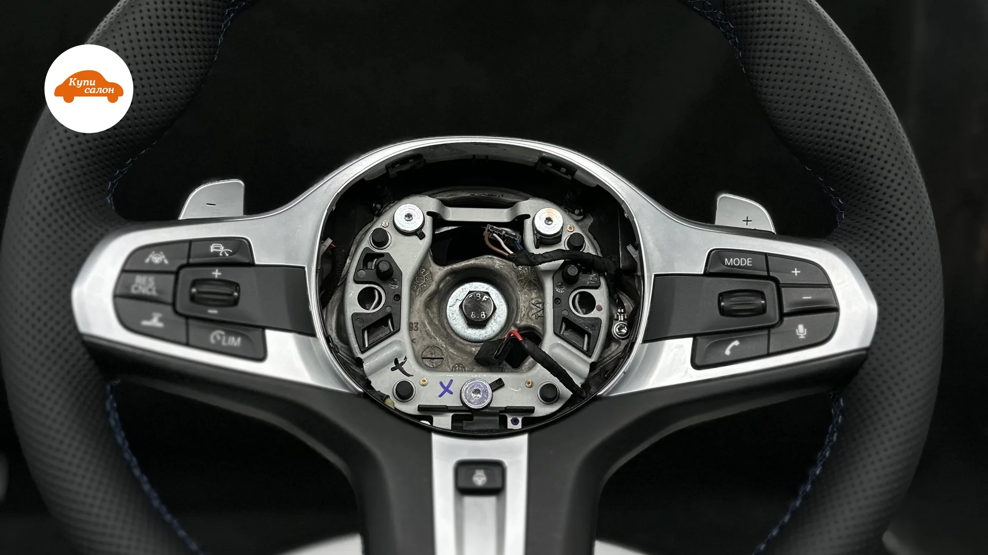 Перетяжка руля BMW M Performance черной кожей с синей строчкой и перфорацией