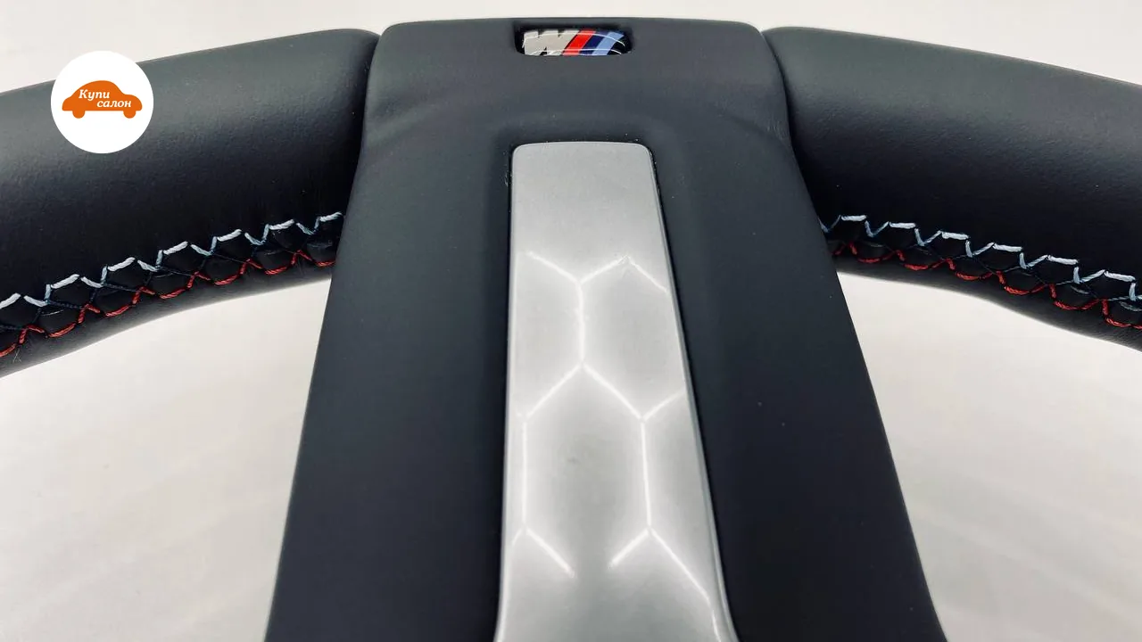 Перетяжка руля BMW M Performance черной кожей с трехцветной строчкой, утолщение руля