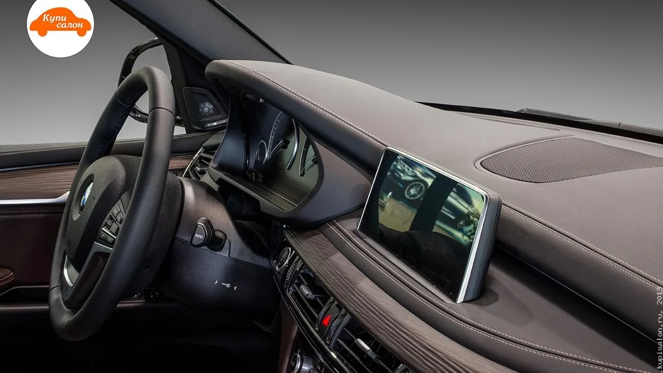 Интерьер BMW, перетяжка верхней части торпеды и руля коричневой кожей с декоративной строчкой